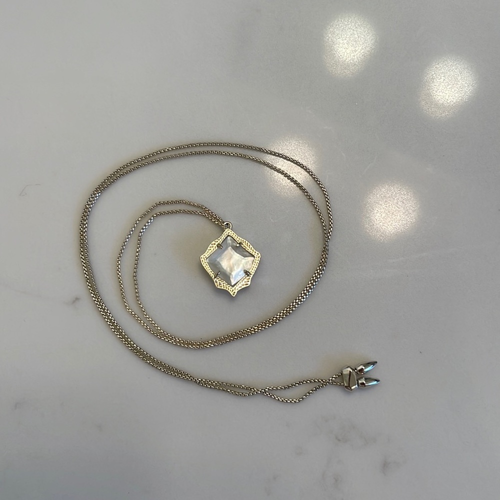 KENDRA SCOTT Kacey Gold Necklace with Ivory Pearl Stone